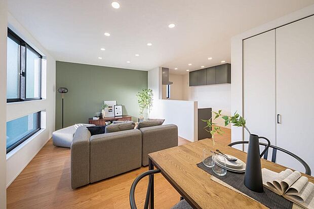 【【LDK/11号地】】17帖超の開放感あふれる2階LDK。3面採光のため、長い時間自然光を感じられる寛ぎの空間です。大きなクローゼットがあり、普段良く使う小物や掃除用具などをすっきり収納可能です。