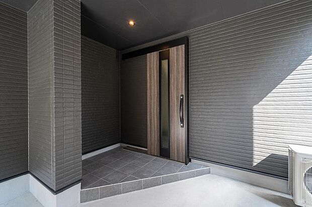 【【本分譲地に建築可能な建物プラン例】】玄関扉はスライドする引き戸を採用。玄関周りのスペースを有効に使うことができ、片手で楽に開閉できる点も魅力です。《分譲地外:建物面積112.37m2、建物価格2019万円》