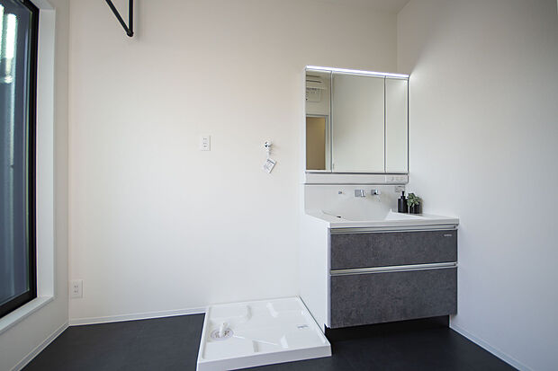 【【洗面化粧台】】三面鏡付き洗面化粧台で朝の身支度もスムーズに。水栓周りに汚れが溜まりにくい、上方吐水の水栓を採用しており、毎日のお手入れが楽な仕様です。