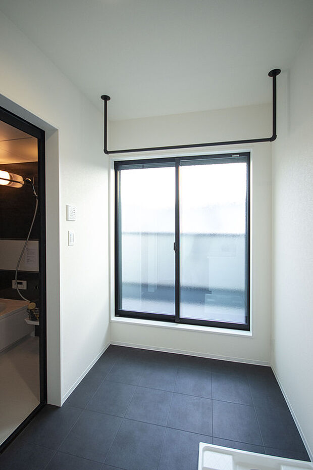 【【アイアンバー】】サニタリースペースの天井に、室内物干しに便利なアイアンバーを設置しました。窓があり風通しも良く、室内でも気持ちよく乾かせそうです。シーツなどの長い物を乾かす際にも便利です。