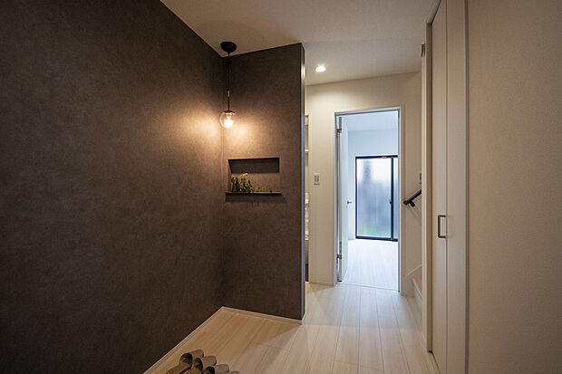 【【玄関】】玄関には大きな物も収納しやすいSICを設置。玄関をあがった部分には廊下収納を設けており、外出時に必要な物や、掃除用具などをたっぷり収納できそうです。