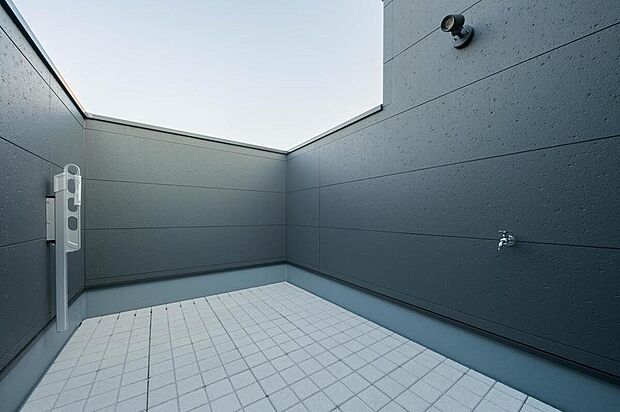 【【3階バルコニー】】奥行のある3階バルコニーは、洗濯物を干す場所としてのほか、寛ぎのスペースやお子様の遊び場としても活用できます。水栓が付いているため、夏のお子様のビニールプール用スペースとしても重宝しそうです。