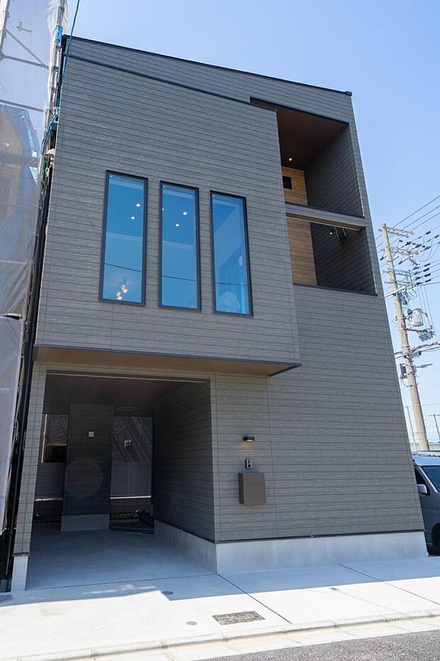 【【本分譲地に建築可能な建物プラン例】】シックなカラーリングとモダンなデザインで、スタイリッシュな印象を与える外観。道路から玄関が見えにくい設計です。《分譲地外:建物面積93.55m2、建物価格1688万円》