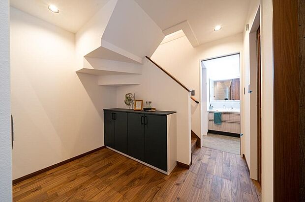 【【本分譲地に建築可能な建物プラン例】】階段下のスペースを利用した玄関収納。土間と2WAYで繋がっており、状況に応じて使い分けができ、開放感もあります。《分譲地外:建物面積93.55m2、建物価格1688万円》