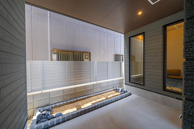 【【本分譲地に建築可能な建物プラン例】】インナーガレージ奥に設けたプライベート空間。植栽スペースもあるので、ガーデニングを楽しむこともできます。《分譲地外:建物面積93.55m2、建物価格1688万円》