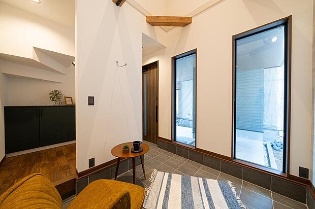 【【本分譲地に建築可能な建物プラン例】】アウトドアリビングを実現させた土間空間。子どもの遊び場や、リラックスタイムを過ごす空間としても使用できます。《分譲地外:建物面積93.55m2、建物価格1688万円》