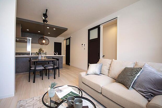 【【本分譲地に建築可能な建物プラン例】】キッチン背面の扉からは洗面所へのアクセスが可能。2階にLDKと水回りを配置し、家事動線を考慮した設計です。《分譲地外:建物面積97.19m2、建物価格1745万円》