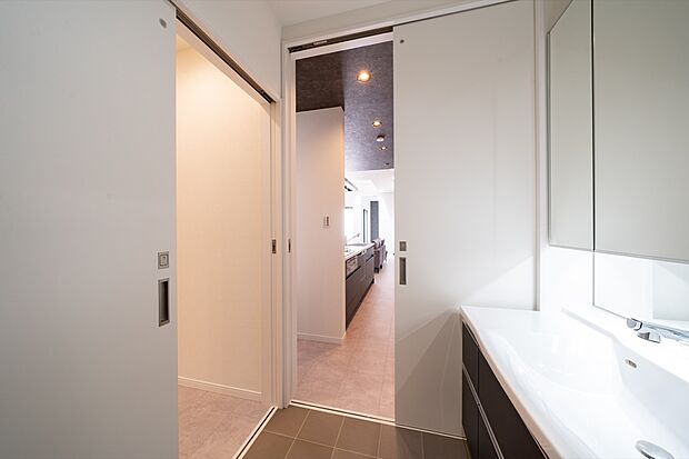 【【本分譲地に建築可能な建物プラン例】】キッチンに隣接した洗面室。調理をしながらお子様のお世話をしたり洗濯をしたりと、生活動線良好です。《分譲地外:建物面積98.41m2、建物価格1767万円》