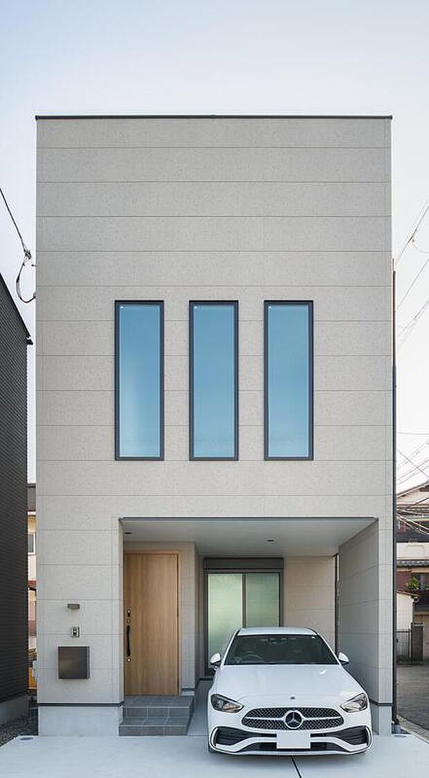 【【本分譲地に建築可能な建物プラン例】】青空に映える明るいカラーと端正な佇まいが印象的な外観。玄関を一歩奥に設けることで、プライバシーも確保できます。《分譲地外:建物面積104.19m2、建物価格1871万円》