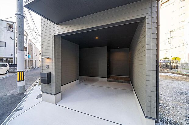 【【本分譲地に建築可能な建物プラン例】】【本分譲地に建築可能な建物プラン例】
インナーガレージ内に設けた玄関ポーチは、通行人から見えにくい設計。天候にも左右されにくく、快適に出入りができます。《分譲地外:建物面積103.87m2、建物価格1866万円》