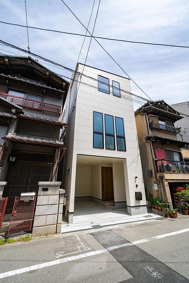 【【本分譲地に建築可能な建物プラン例】】三連窓が印象的な外観です。玄関を壁で隔てたガレージの奥に配置することで、プライバシー性に配慮しました。《分譲地外:建物面積92.12m2、建物価格1977万円》