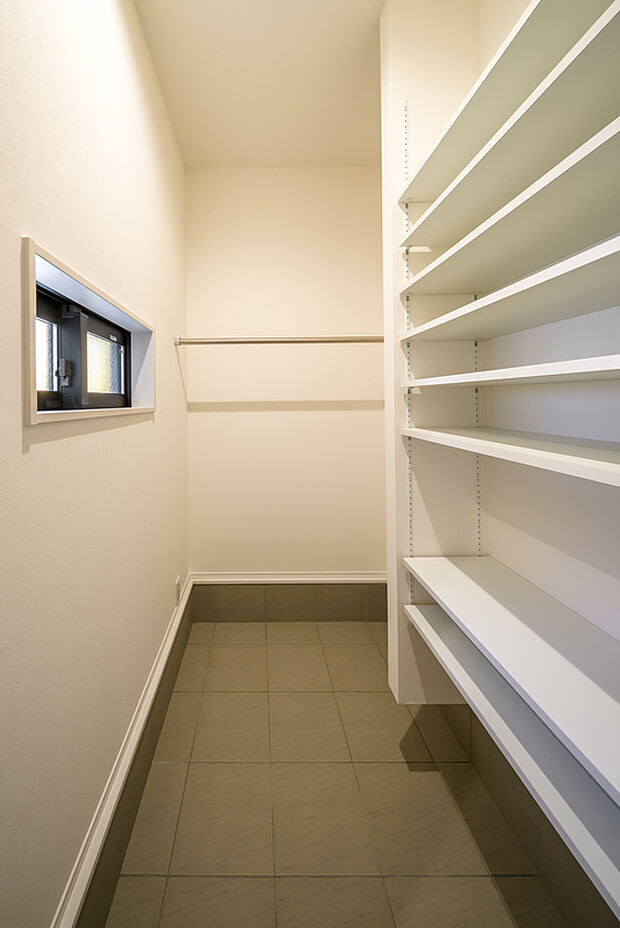 【【収納】】随所に収納スペースが確保されています。SICは扉付きのため、すっきりとした玄関を保てます。棚は可動式で、ブーツ等の高さがある靴も収納可能。ゴルフバッグや雨具等もまとめて保管できます。