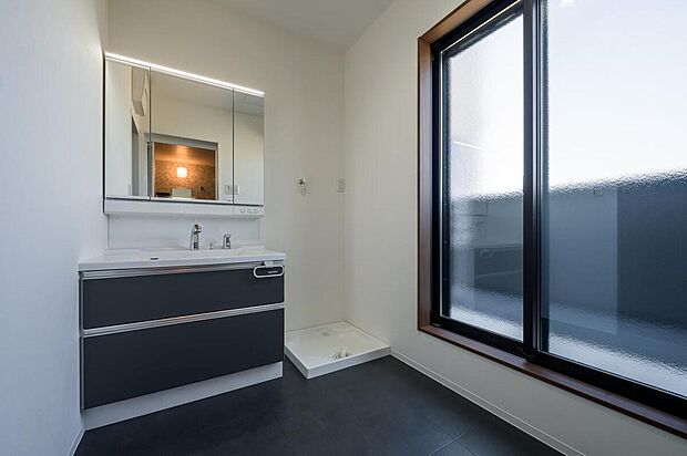 【【洗面化粧台】】身支度やヘアセットに便利な三面鏡仕様の洗面化粧台が備わっています。サニタリーからバルコニーへ直接出入りでき、洗濯~物干しまでスムーズな動線を確保しました。