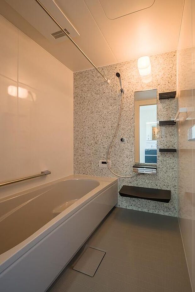 【【浴室】】1日の疲れをゆっくりと癒していただける浴室です。雨の日や夜間の洗濯乾燥に便利な浴室乾燥機付き。ベンチ型の浴槽は、半身浴やお子様との入浴時にも重宝しそうです。
