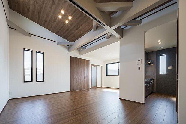 【【LDK】】ウォールナット調の木目のフローリングにシンプルなクロスを採用した、落ち着いた雰囲気の内装デザイン。家具のレイアウトもしやすく、コーディネートの幅も広がりそうです。