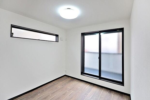 【【本分譲地に建築可能な建物プラン例】】個室でよりリラックスして過ごせるよう、可能なところは2面採光にするなど、窓の配置や種類にも工夫を凝らしています。《分譲地外、建物面積101.25m2、建物価格1684万円》