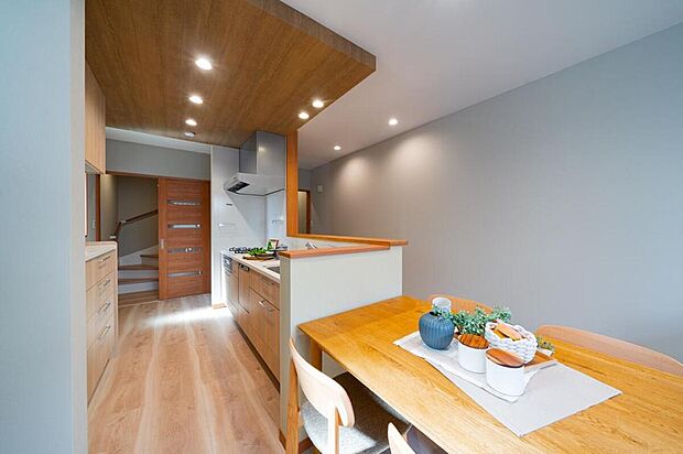 【【本分譲地に建築可能な建物プラン例】】キッチンで料理をしながら、ダイニングで宿題をするお子様の様子をみたり、家族とコミュニケーションをとれます。《分譲地外、建物面積83.43m2、建物価格1518万円》