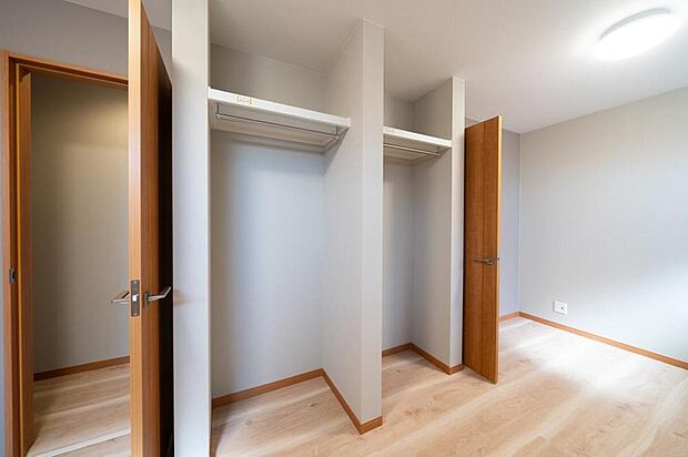 【【本分譲地に建築可能な建物プラン例】】扉を設けていない収納スペースは、ご自身のライフスタイルに合わせ、家具をフレキシブルに配置することができます。《分譲地外、建物面積83.43m2、建物価格1518万円》