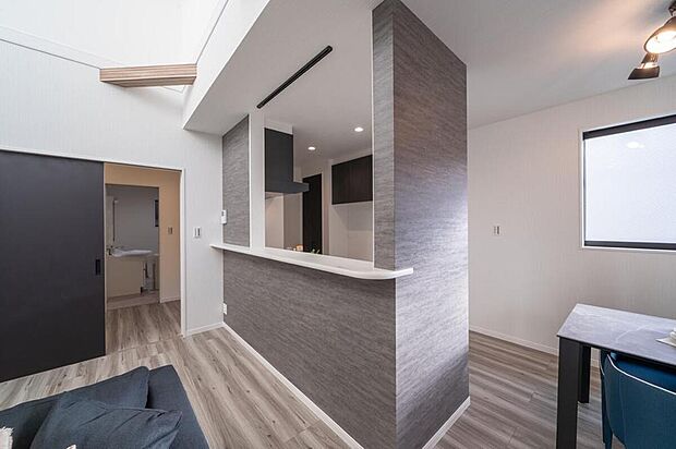 【【本分譲地に建築可能な建物プラン例】】キッチンで料理をしながら、ダイニングで宿題をするお子様の様子をみたり、家族とコミュニケーションをとれます。《分譲地外:建物面積98.42m2、建物価格1768万円》