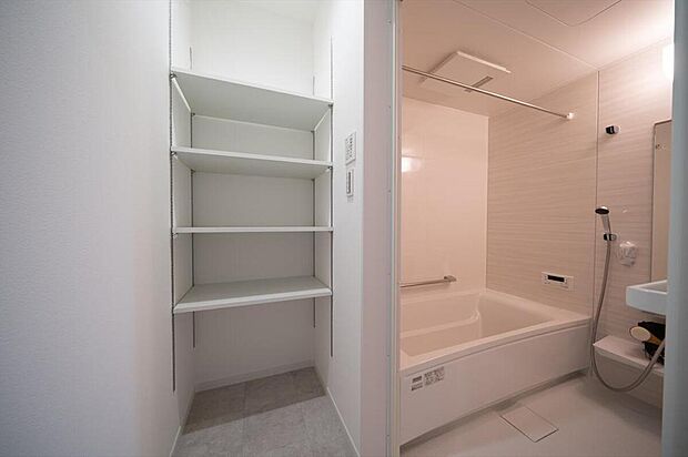 【【本分譲地に建築可能な建物プラン例】】洗面室と浴室の間に脱衣室を計画。可動式の棚がついた収納スペースをつくり、タオルや洗剤のストック品を収納できます。《分譲地外:建物面積98.42m2、建物価格1768万円》