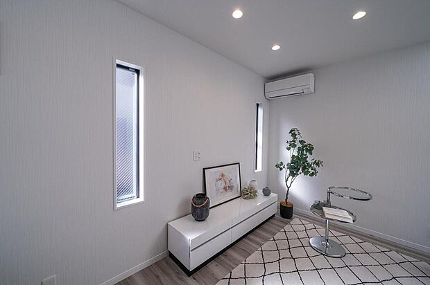 【【本分譲地に建築可能な建物プラン例】】外からの目線を遮りながら、十分な採光を確保するために、縦長のFIX窓を設置。敷地に合わせて窓の配置を計画します。《分譲地外:建物面積98.42m2、建物価格1768万円》