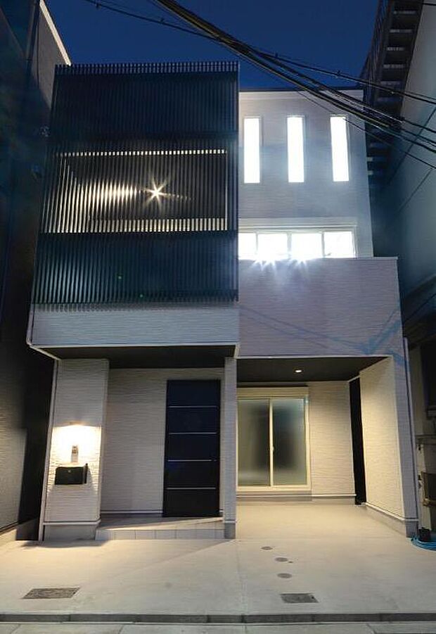 【【本分譲地に建築可能な建物プラン例】】ほどよい目隠しとなる黒いルーバーがアクセントの建物外観。向かって左側の建物上部に屋上を設けました。《分譲地外:建物面積91.12m2、建物価格1674万円》