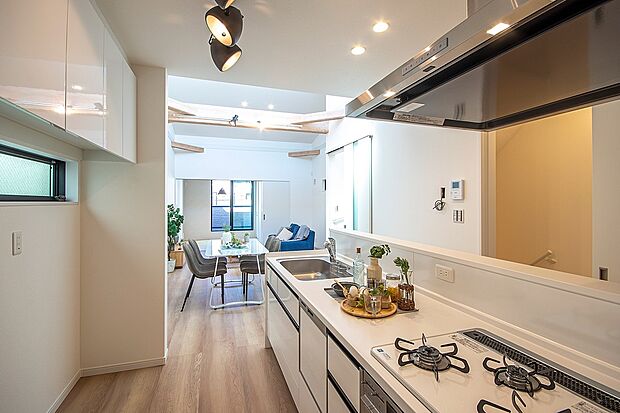 【【本分譲地に建築可能な建物プラン例】】回遊できるアイランド風キッチンを採用しています。壁が少なく、料理中も家族とのコミュニケーションが取りやすい設計。《分譲地外:建物面積104.48m2、建物価格1877万円》