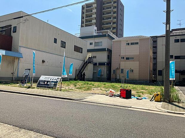 【【前面道路含む現地写真】】3号地の前面道路幅員は約4.5m。通り抜けができない道路のため、居住者以外の出入りも少なく、車の駐車なども落ち着いて行うことができそうです。