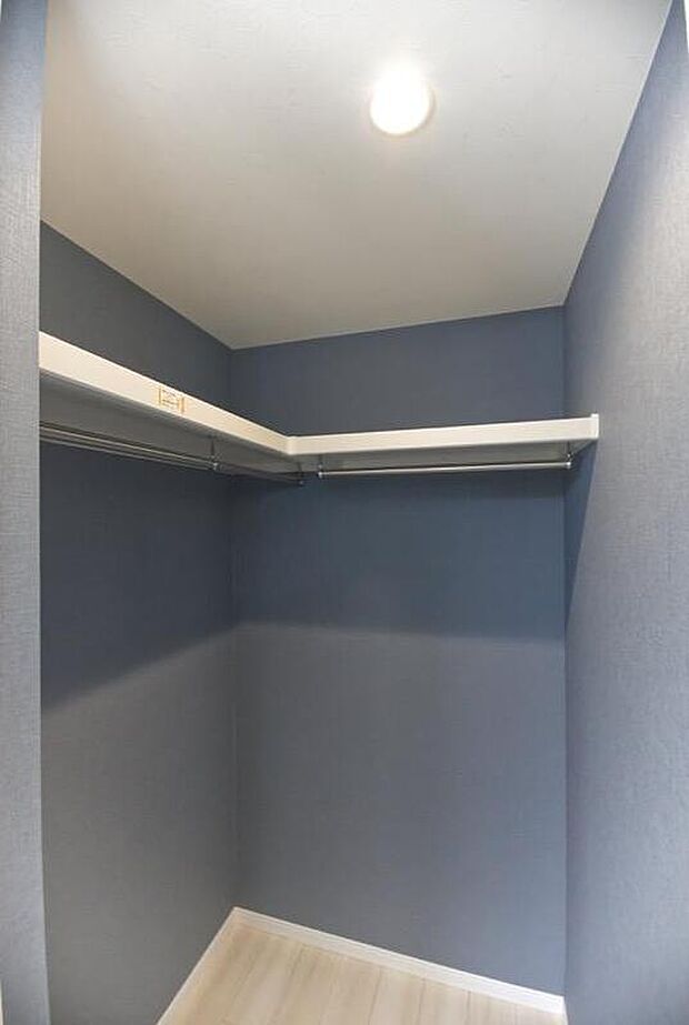 【【本分譲地に建築可能な建物プラン例】】ブルーグレーのクロスを使用したWICは、居室のアクセントに◎衣類を掛けられるよう、ハンガーパイプを設置しました。《分譲地外:建物面積101.25m2、建物価格2116万円》