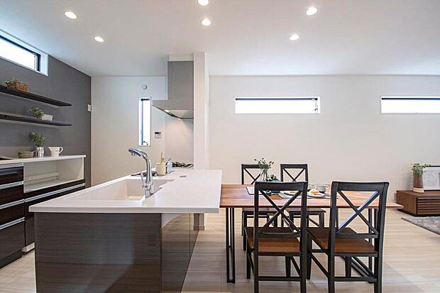 【【本分譲地に建築可能な建物プラン例】】高所窓を随所に配し、LDK全体が光で満たされるよう設計。奥行のあるキッチンカウンターでは食事も楽しめます。《分譲地外:建物面積101.25m2、建物価格2116万円》