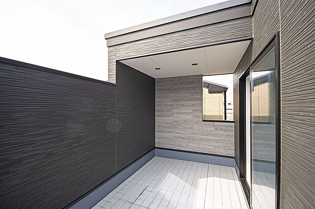 【【本分譲地に建築可能な建物プラン例】】バルコニーは目隠し壁を採用しているので、外部からの視線を気にせずにプライベートな空間を楽しむことができます。《分譲地外:建物面積101.85m2、建物価格2127万円》