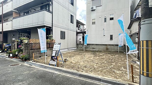 【【前面道路含む現地写真】】保育園・保育所が徒歩7分圏内に複数点在しており、子育て世帯に嬉しい教育環境。平坦地なので、送迎もしやすいエリアです。