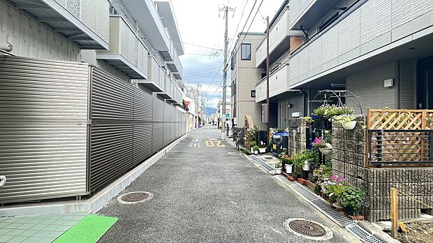 【【前面道路含む現地写真】】アスファルト舗装されたフラットな道路に面しています。大通りへ出やすい立地でありながら、穏やかな住環境が魅力です。