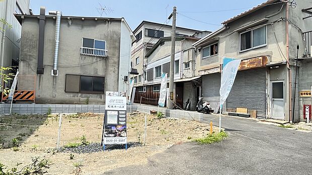 【【現地写真】】採光や通風を取り込みやすい北東角地◎敷地面積は約26.67坪。前面道路の幅員は約3.6mです。コンセプトハウス建築中です。
