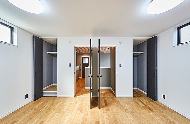 【【本分譲地に建築可能な建物プラン例】】ご家族の成長やライフスタイルに合わせて2部屋としても使える洋室です。扉や収納、窓をアシンメトリーに配置しました。《分譲地外:建物面積102.86m2、建物価格2145万円》