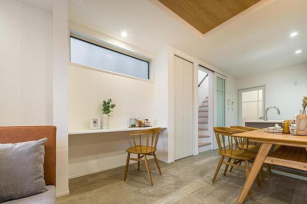 【【本分譲地に建築可能な建物プラン例】】LDKには、多用途に活用可能なカウンターを設置。ご家族の気配を感じながら作業ができます。《分譲地外:建物面積103.87m2、建物価格2163万円》