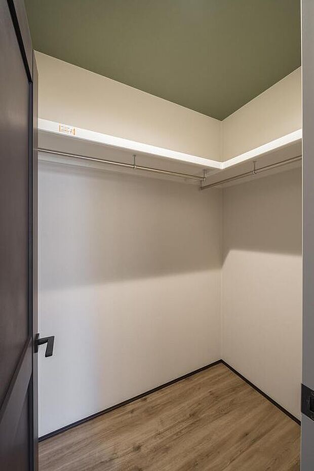 【【本分譲地に建築可能な建物プラン例】】ご家族の衣類や季節家電がたっぷり収納できるWIC。扉付きで生活感を隠せる仕様です。《分譲地外:建物面積104.49m2、建物価格2174万円》