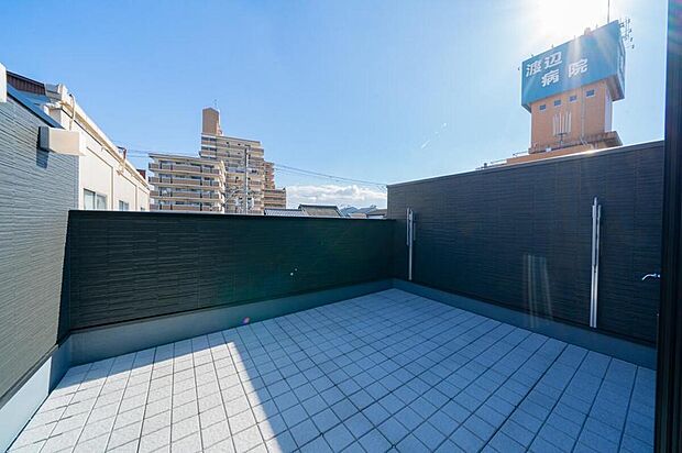 【【本分譲地に建築可能な建物プラン例】】約6帖のバルコニーは日当たりも良く、洗濯物の外干しにも活躍。プールやBBQを楽しむなど、広々と使用できます。《分譲地外:建物面積104.89m2、建物価格2181万円》