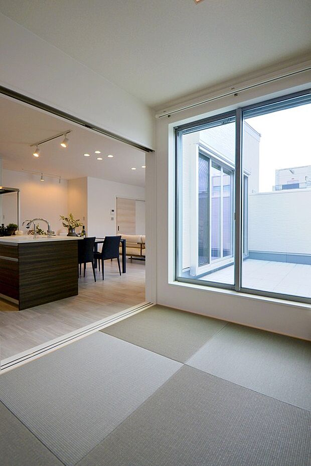 【【本分譲地に建築可能な建物プラン例】】和室と、リビングから出られるバルコニー。プライバシー性を高めながらも、陽光差し込む高さに手すりを設計しています。《分譲地外:建物面積101.25m2、建物価格2116万円》