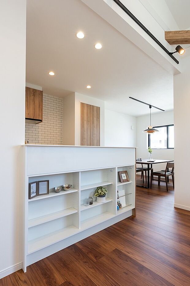 【【本分譲地に建築可能な建物プラン例】】キッチンの対面に収納を設えました。家族写真やお好みの雑貨などをディスプレイするなど、多用途に活用できます。《分譲地外:建物面積101.25m2、建物価格2116万円》