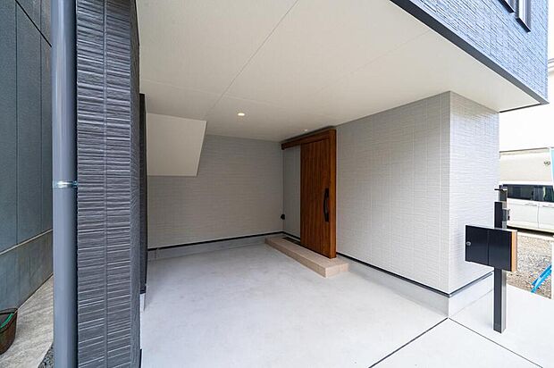 【【本分譲地に建築可能な建物プラン例】】紫外線や落下物から愛車を守れるインナーガレージ。雨の降る日の買い出し帰りも、濡れることなく荷物の搬入ができます。《分譲地外:建物面積104.07m2、建物価格2167万円》