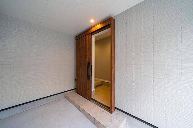 【【本分譲地に建築可能な建物プラン例】】玄関扉には引き戸を採用しました。玄関周りを省スペース化し、ガレージ部分を広く使えるよう配慮しています。《分譲地外:建物面積104.07m2、建物価格2167万円》