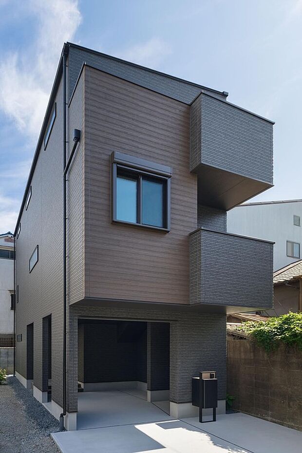 【【本分譲地に建築可能な建物プラン例】】街並みと自然に調和する、親しみやすいデザイン。前面に張り出した2つのバルコニーが立体感を演出しています。《分譲地外:建物面積102.66m2、建物価格2141万円》
