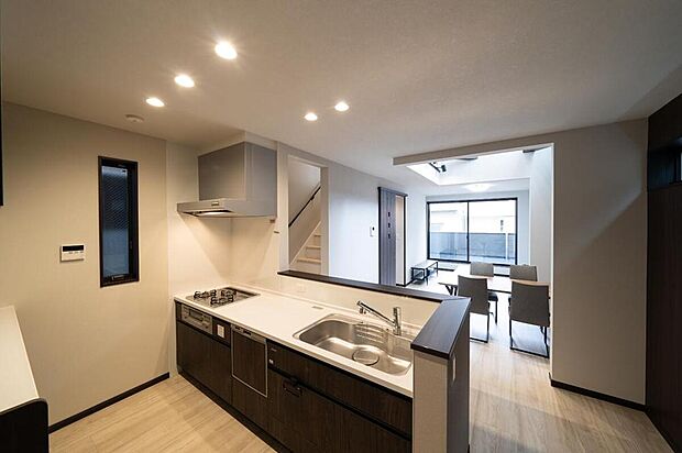 【【本分譲地に建築可能な建物プラン例】】リビングを見渡せる対面式キッチン。ご家族との会話を楽しみ、お子様の様子を見守りながら家事ができます。《分譲地外:建物面積100.63m2、建物価格2105万円》
