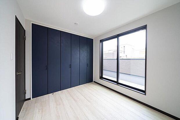 【【本分譲地に建築可能な建物プラン例】】爽やかな印象を与えるブルーの扉が特徴的なクローゼット。衣類や小物をまとめて収納し、収納家具を最小限に◎《分譲地外:建物面積100.63m2、建物価格2105万円》