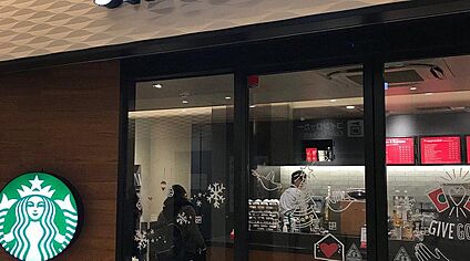 スターバックス コーヒー JR桃谷駅店 約1400m(徒歩18分(自転車6分))