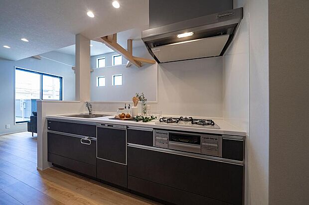 【【本分譲地に建築可能な建物プラン例】】明るいキッチン空間を実現する対面仕様。カウンター付きの腰壁により、調理中の手元がLDから見えにくいです。《分譲地外:建物面積94.77m2、建物価格1999万円》
