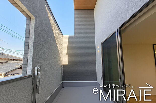 【バルコニー（2025年11月）撮影】バルコニーは外壁を高く立ち上げているので外部を気にせず過ごせそう。