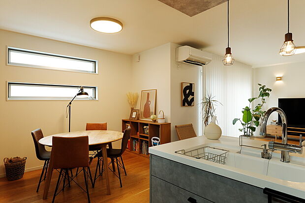 【当社施工事例】
ダイニングはキッチンの近くにゾーニング。リビングと分けることで、食事する場所とくつろぐ場所を緩やかに分けるレイアウトに。