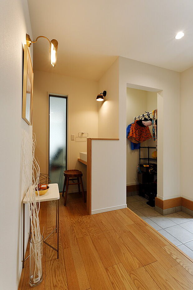 【当社施工事例】
玄関入ってすぐの場所にセカンド洗面をレイアウト。家族の帰宅後の手洗い習慣付けや1階のお掃除などに大活躍。